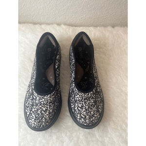 BZEES "RUBY" WOMAN'S SIZE 9M BLACK/WHITE FABRIC TEXTILE HANDS FREE SLIP-ON SHOES